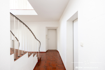 BERK Immobilien – Großzügiges Einfamilienhaus mit zauberhaftem Burgblick und weitläufigem Grundstück - EG Flur (111816)