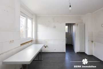 BERK Immobilien – Großzügiges Einfamilienhaus mit zauberhaftem Burgblick und weitläufigem Grundstück - EG Küche (111815)