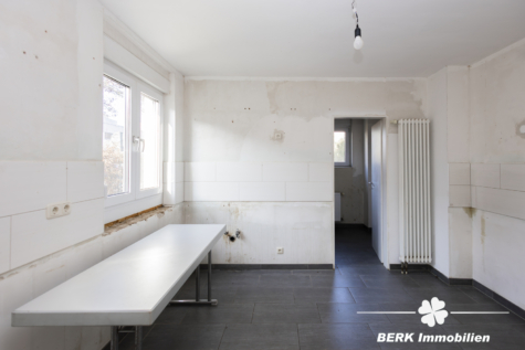 BERK Immobilien – Großzügiges Einfamilienhaus mit zauberhaftem Burgblick und weitläufigem Grundstück - EG Küche (117287)