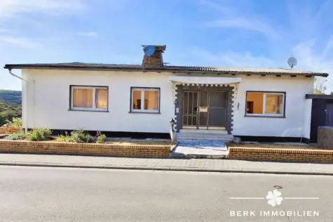 BERK Immobilien – Großzügiges Wohnhaus mit viel Platz und vielfältigen Möglichkeiten in Lützelbach - Frontansicht (130575)