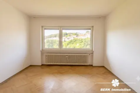 BERK Immobilien – Großzügiges Wohnhaus mit viel Platz und vielfältigen Möglichkeiten in Lützelbach - Schlafzimmer UG mit KI bearbeitet (130594)