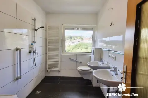 BERK Immobilien – Großzügiges Wohnhaus mit viel Platz und vielfältigen Möglichkeiten in Lützelbach - Badezimmer EG (130588)