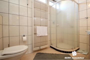BERK Immobilien – Familienfreundliches Einfamilienhaus in zentraler Lage von Stockstadt - Badezimmer OG (104633)