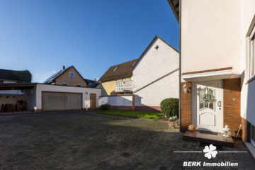 BERK Immobilien – Großzügiges Zweifamilienhaus mit Potenzial für Ausbau & Mehrgenerationenwohnen - Hof und Eingangsbereich (111844)