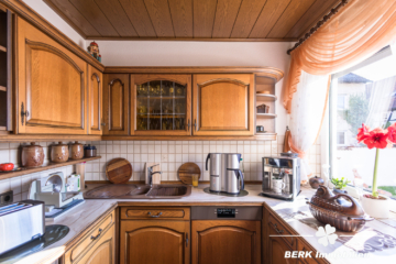 BERK Immobilien – Großzügiges Zweifamilienhaus mit Potenzial für Ausbau & Mehrgenerationenwohnen - Küche EG (111849)