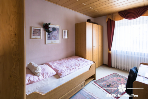 BERK Immobilien – Großzügiges Zweifamilienhaus mit Potenzial für Ausbau & Mehrgenerationenwohnen - Kinderzimmer EG (116907)