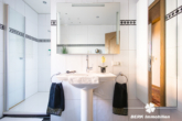 Badezimmer EG (2) - BERK Immobilien – Großzügiges Zweifamilienhaus mit Potenzial für Ausbau & Mehrgenerationenwohnen