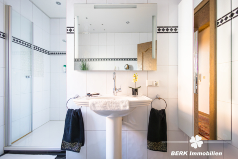 BERK Immobilien – Großzügiges Zweifamilienhaus mit Potenzial für Ausbau & Mehrgenerationenwohnen - Badezimmer EG (2) (116910)