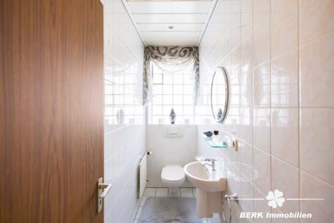 BERK Immobilien – Großzügiges Zweifamilienhaus mit Potenzial für Ausbau & Mehrgenerationenwohnen - Gäste WC  OG (116919)