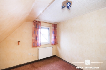 BERK Immobilien – Großzügiges Zweifamilienhaus mit Charme und viel Platz für Generationen - DG Zimmer I (111165)