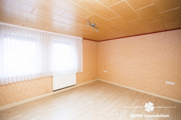 BERK Immobilien – Großzügiges Zweifamilienhaus mit Charme und viel Platz für Generationen - OG Wohnzimmer (111163)