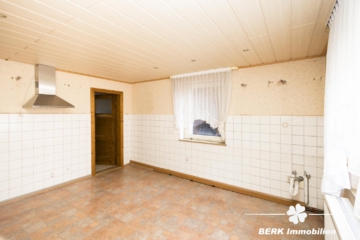 BERK Immobilien – Großzügiges Zweifamilienhaus mit Charme und viel Platz für Generationen - OG Küche (111162)