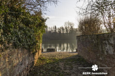 RESERVIERT – BERK Immobilien – Lichtdurchflutete Dachgeschosswohnung in direkter Mainlage mit Panorama-Loggia - Direkter Weg zum Main (117585)