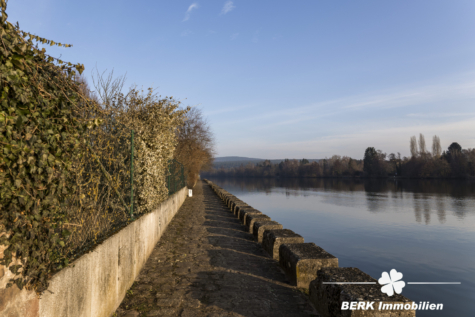 RESERVIERT – BERK Immobilien – Lichtdurchflutete Dachgeschosswohnung in direkter Mainlage mit Panorama-Loggia - Weg am Main (vor dem Haus) (117584)