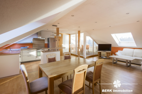 RESERVIERT – BERK Immobilien – Lichtdurchflutete Dachgeschosswohnung in direkter Mainlage mit Panorama-Loggia - Wohn- und Essbereich (117577)
