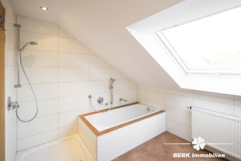 RESERVIERT – BERK Immobilien – Lichtdurchflutete Dachgeschosswohnung in direkter Mainlage mit Panorama-Loggia - Badezimmer (117580)