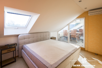 BERK Immobilien – Lichtdurchflutete Dachgeschosswohnung in direkter Mainlage mit Panorama-Loggia - Zimmer I (117128)