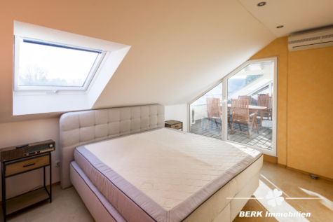 RESERVIERT – BERK Immobilien – Lichtdurchflutete Dachgeschosswohnung in direkter Mainlage mit Panorama-Loggia - Zimmer I (117578)