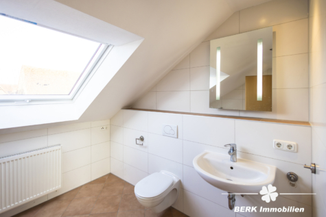 RESERVIERT – BERK Immobilien – Lichtdurchflutete Dachgeschosswohnung in direkter Mainlage mit Panorama-Loggia - Badezimmer (117579)