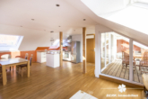 Wohn- und Essbereich - BERK Immobilien – Lichtdurchflutete Dachgeschosswohnung in direkter Mainlage mit Panorama-Loggia