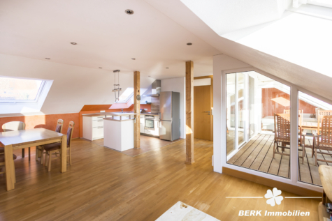 RESERVIERT – BERK Immobilien – Lichtdurchflutete Dachgeschosswohnung in direkter Mainlage mit Panorama-Loggia - Wohn- und Essbereich (117576)