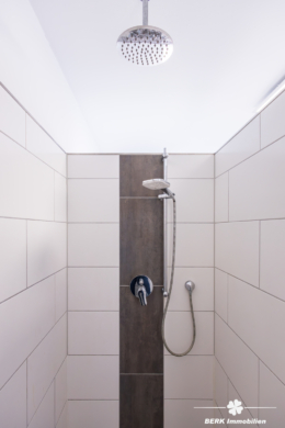 BERK Immobilien – modern saniertes ZFH in zentraler Lage von Haibach - Dusche Bad MAIS-Wohnung (109348)