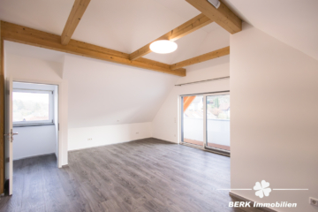 BERK Immobilien – modern saniertes ZFH in zentraler Lage von Haibach - Schlafzimmer MAIS-Wohnung mit Balkon (109352)