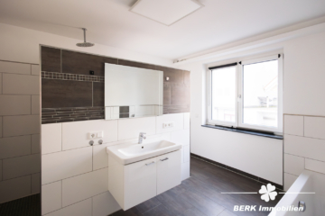 BERK Immobilien – modern saniertes ZFH in zentraler Lage von Haibach - Tageslichtbad MAIS-Wohnung (109347)