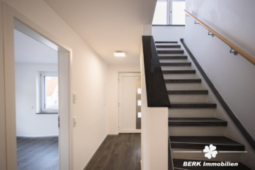 BERK Immobilien – modern saniertes ZFH in zentraler Lage von Haibach - Treppenaufgang MAIS-Wohnung (109350)