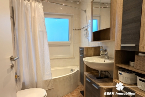 BERK Immobilien – Charmante Erdgeschosswohnung mit Gartenidylle in Daxberg - Bad (118929)