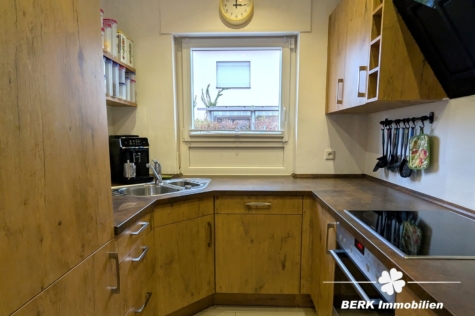 BERK Immobilien – Charmante Erdgeschosswohnung mit Gartenidylle in Daxberg - Küche (118928)