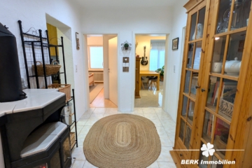 BERK Immobilien – Charmante Erdgeschosswohnung mit Gartenidylle in Daxberg - Flur (111399)