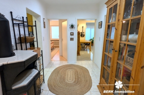 BERK Immobilien – Charmante Erdgeschosswohnung mit Gartenidylle in Daxberg - Flur (118925)