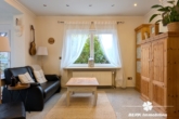 Wohnzimmer - BERK Immobilien – Charmante Erdgeschosswohnung mit Gartenidylle in Daxberg