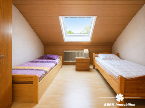 BERK Immobilien – Wohnen in ruhiger Lage: Reihenendhaus in Kleinostheim – Waldstadt inkl. Garage - DG Kinder-/Gästezimmer (127121)