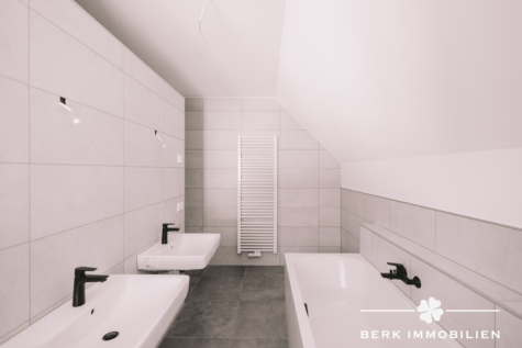 BERK Immobilien – Neuwertiges Einfamilienhaus zum Wohlfühlen in Klingenberg-Trennfurt - Badezimmer OG original (128740)