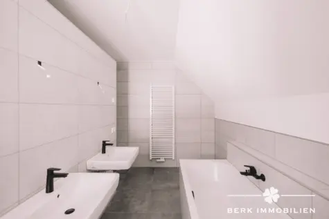 BERK Immobilien – Neuwertiges Einfamilienhaus zum Wohlfühlen in Klingenberg-Trennfurt - Badezimmer OG original (131799)