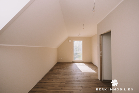 BERK Immobilien – Neuwertiges Einfamilienhaus zum Wohlfühlen in Klingenberg-Trennfurt - Schlafzimmer (128743)