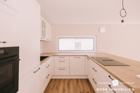 BERK Immobilien – Neuwertiges Einfamilienhaus zum Wohlfühlen in Klingenberg-Trennfurt - Küche (128737)