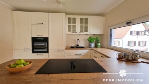 BERK Immobilien – Neuwertiges Einfamilienhaus zum Wohlfühlen in Klingenberg-Trennfurt - Küche (128012)