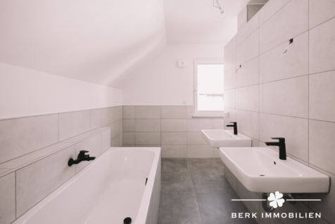 BERK Immobilien – Neuwertiges Einfamilienhaus zum Wohlfühlen in Klingenberg-Trennfurt - Badezimmer OG Original (128738)