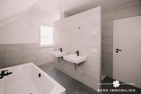 BERK Immobilien – Neuwertiges Einfamilienhaus zum Wohlfühlen in Klingenberg-Trennfurt - Badezimmer OG original (128739)