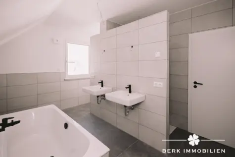 BERK Immobilien – Neuwertiges Einfamilienhaus zum Wohlfühlen in Klingenberg-Trennfurt - Badezimmer OG original (131798)