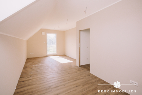 BERK Immobilien – Neuwertiges Einfamilienhaus zum Wohlfühlen in Klingenberg-Trennfurt - Schlafzimmer (128744)