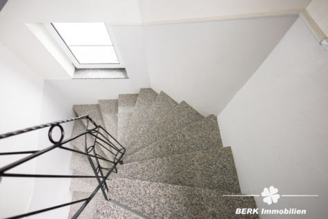 BERK Immobilien – Großzügiges Wohnen auf zwei Ebenen: 5-Zimmer-Maisonette in Radheim - Treppenhaus (126345)