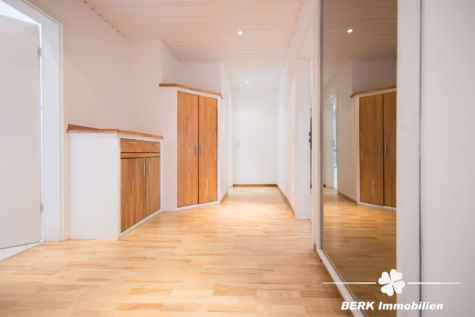 BERK Immobilien – Großzügiges Wohnen auf zwei Ebenen: 5-Zimmer-Maisonette in Radheim - Flur (126340)