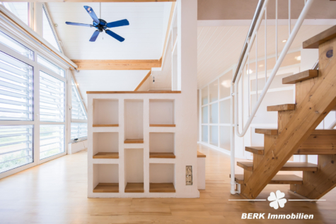 BERK Immobilien – Großzügiges Wohnen auf zwei Ebenen: 5-Zimmer-Maisonette in Radheim - Treppenaufgang DG (126354)