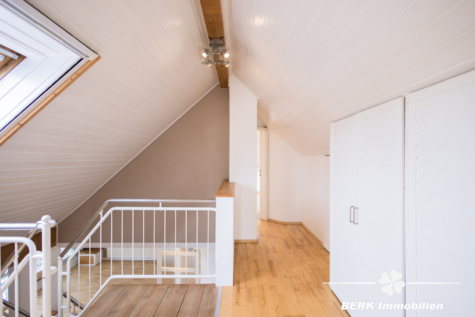 BERK Immobilien – Großzügiges Wohnen auf zwei Ebenen: 5-Zimmer-Maisonette in Radheim - Flur DG (126362)