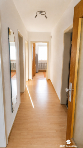 BERK Immobilien – Freistehendes Zweifamilienhaus in begehrter Lage von Stockstadt mit PKW-Garage - OG Flur (124934)
