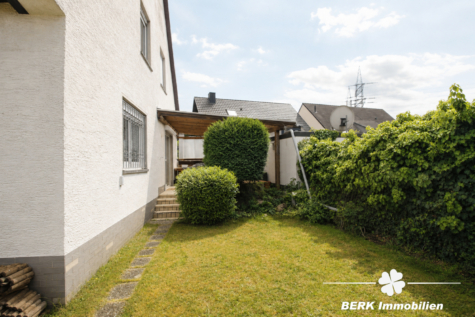 BERK Immobilien – Freistehendes Zweifamilienhaus in begehrter Lage von Stockstadt mit PKW-Garage - Garten - Ansicht zur Terrasse - KI optimiert (124943)